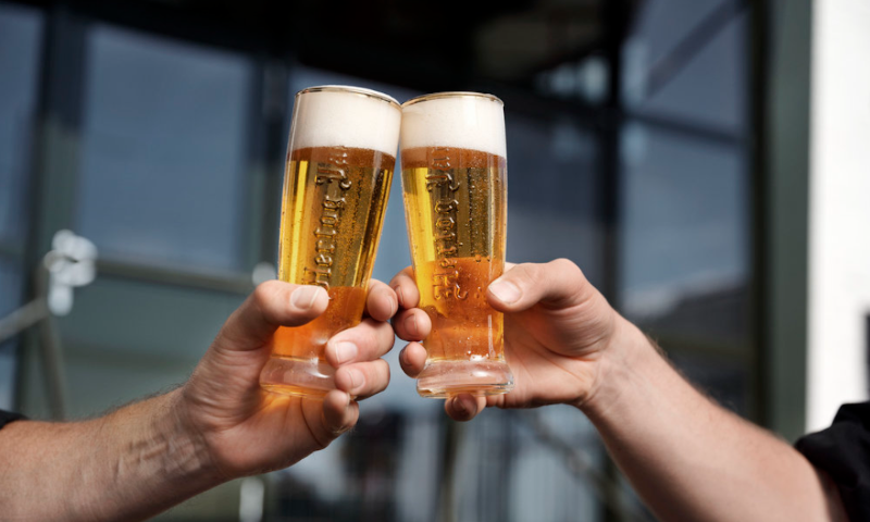 Proosten met glazen HJ 0.0